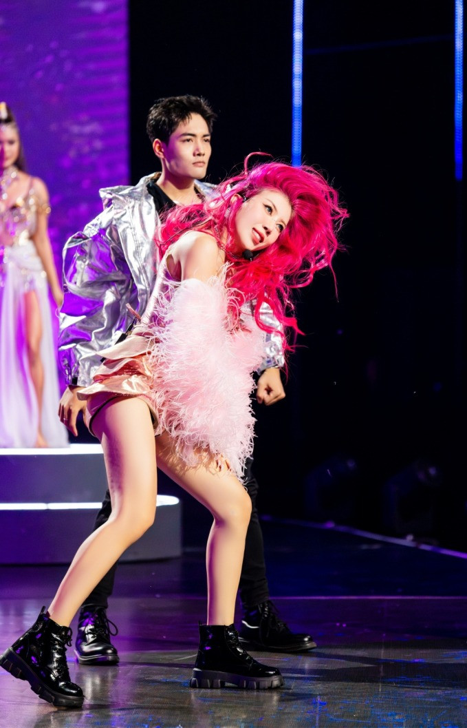 Phần biểu diễn múa cột gây ấn tượng của Trang Pháp tại Chị đẹp. Phần biểu diễn múa cột gây ấn tượng của Trang Pháp tại Chị đẹp.