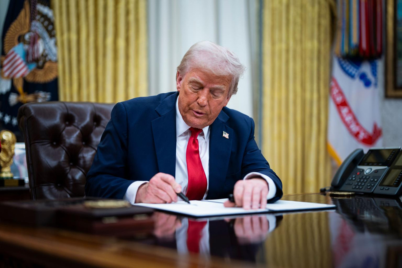 Ông Trump ký sắc lệnh tại Phòng Bầu dục.