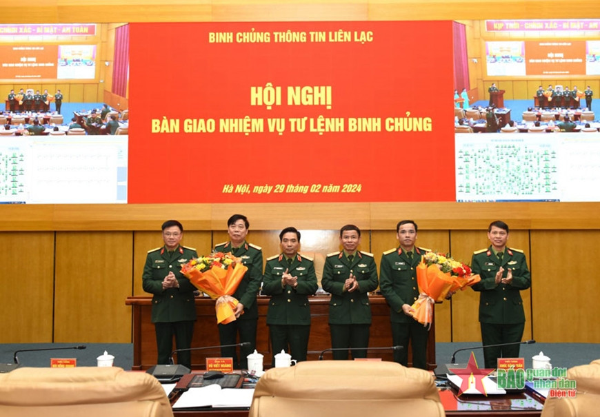 Trao hoa tặng Thiếu tướng Khúc Đăng Tuấn và Đại tá Vũ Viết Hoàng.