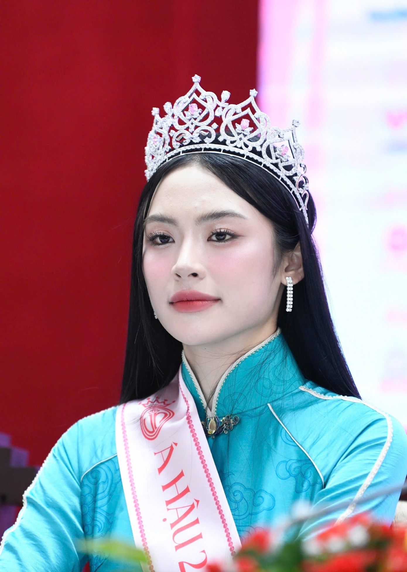 Cận nhan sắc Á hậu 2 Hoa hậu Việt nam 2024 Vân Nhi sau đêm đăng quang.