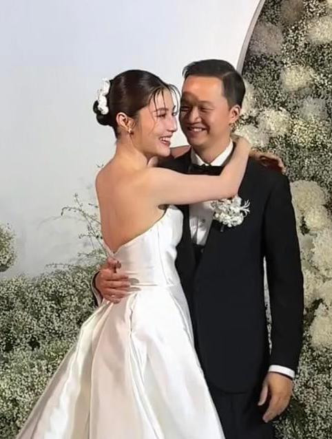 Sau nhiều năm yêu nhau, Diễm My và Vinh Nguyễn về chung một nhà. Tối 21/12, họ tổ chức tiệc cưới tại TPHCM với sự chứng kiến của hai bên gia đình, bạn bè thân thiết.