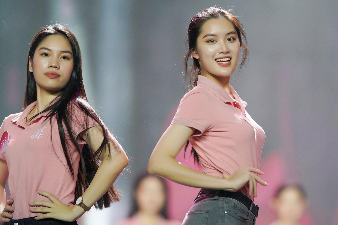 Đêm chung khảo Hoa hậu Việt Nam 2022 diễn ra ngày 25/11. Các thí sinh đang tích cực tập luyện để tiếp tục bước tiếp tại cuộc thi. Ở buổi tập luyện, bên cạnh những khó khăn của việc ráp sân khấu kéo dài đến 12 tiếng, các cô gái vẫn nở nụ cười khi bắt gặp ống kính.