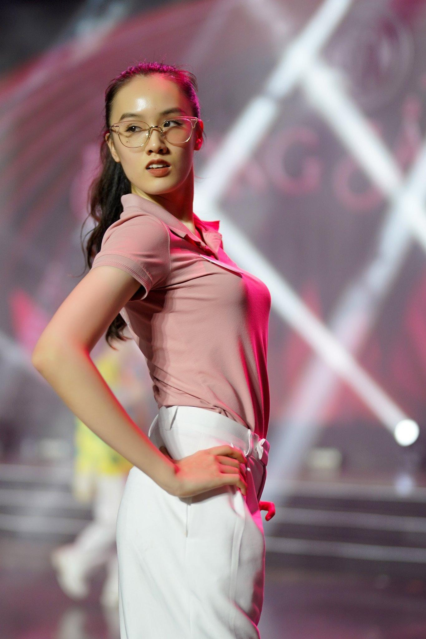 Trịnh Mỹ Anh (SBD 426) gần như để mặt mộc trong đêm ráp sân khấu. Cô có chiều cao nổi bật, vũ đạo ổn và khả năng nhớ bài cao.