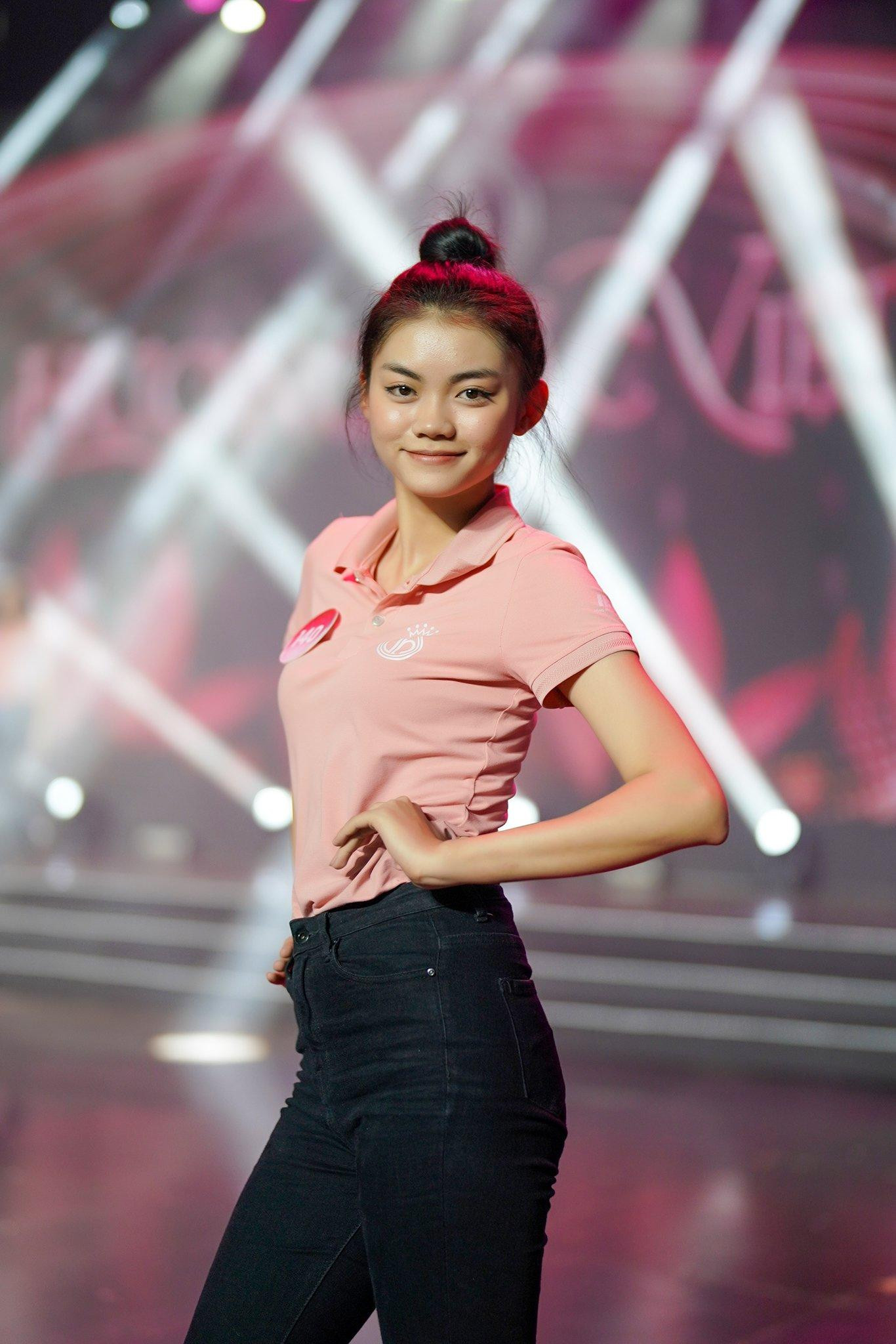 Huỳnh Thị Bảo Giang (SBD 140) lại gây ấn tượng khi luôn giữ năng lượng tich cực trong suốt đêm ráp sân khấu cho đêm chung khảo.