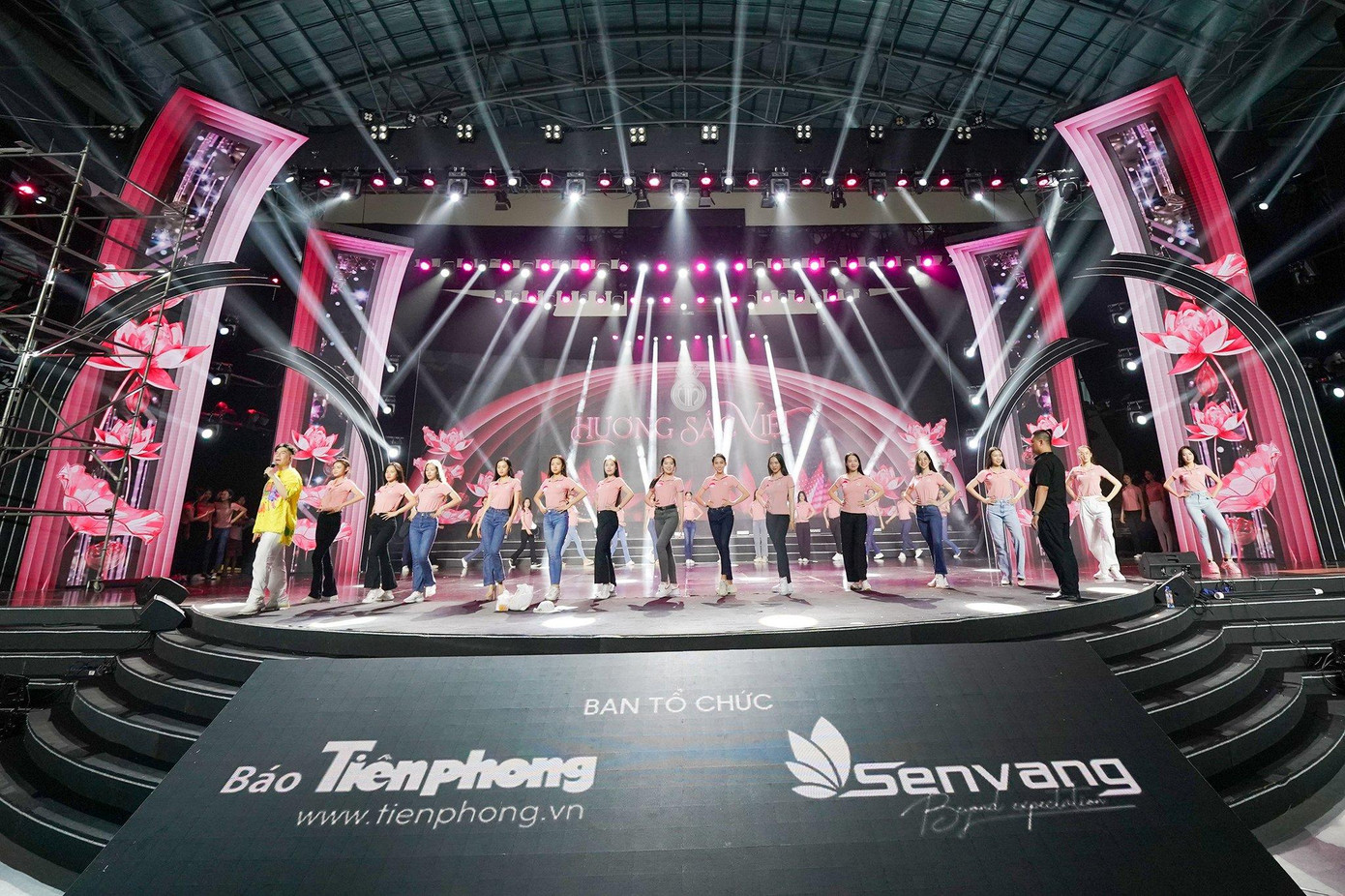 Còn một ngày trước đêm chung khảo, thí sinh ráo riết tập luyện. Buổi tập kéo dài đến khuya không làm khó thí sinh.