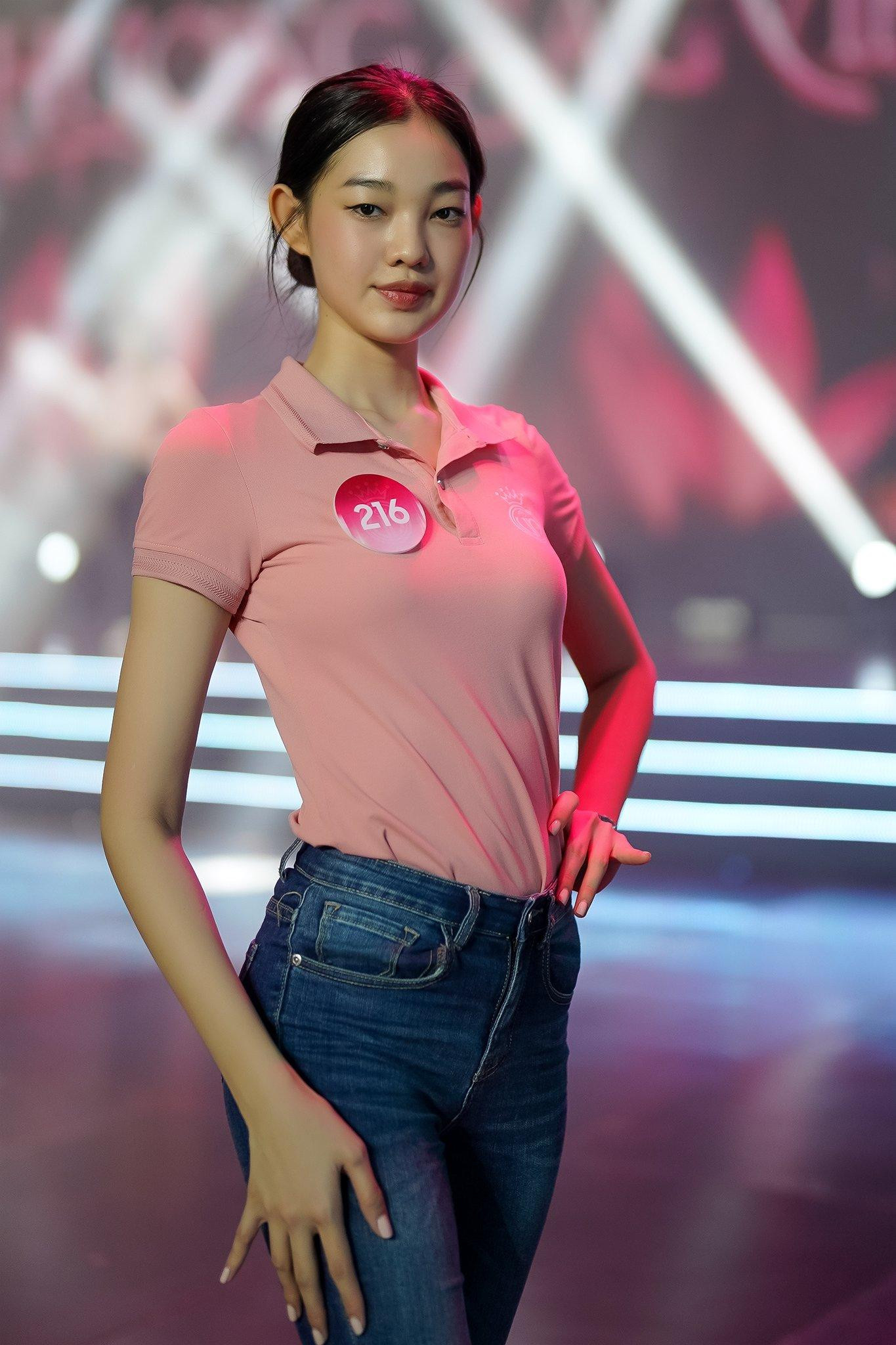 Trần Thị Bé Quyên (216) là thí sinh có bản lĩnh sân khấu, biểu cảm tốt do từng có kinh nghiệm diễn thời trang, tham gia một số cuộc thi nhan sắc.