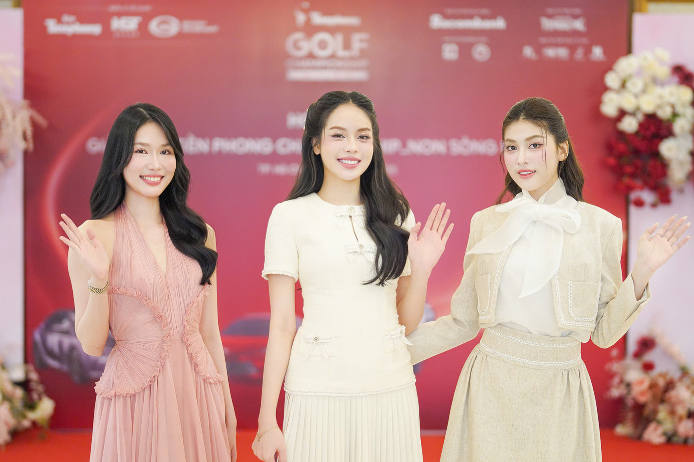 Á hậu Phương Anh, Hoa hậu Thanh Thủy và Á hậu Ngọc Thảo (từ trái sang) xuất hiện từ sớm ở họp báo công bố giải Tiền Phong Golf Championship tại Sân Golf Tân Sơn Nhất, TPHCM. Ba người đẹp được công bố là đại sứ tại giải golf do báo Tiền Phong tổ chức với chủ đề Non sông một dải.