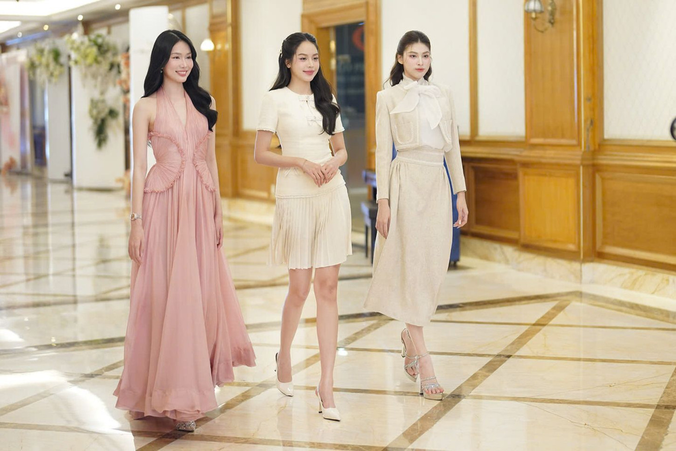 Khoảnh khắc ba đại sứ cùng tạo dáng, thể hiện trình catwalk trước thềm diễn ra họp báo Tiền Phong Golf Championship.