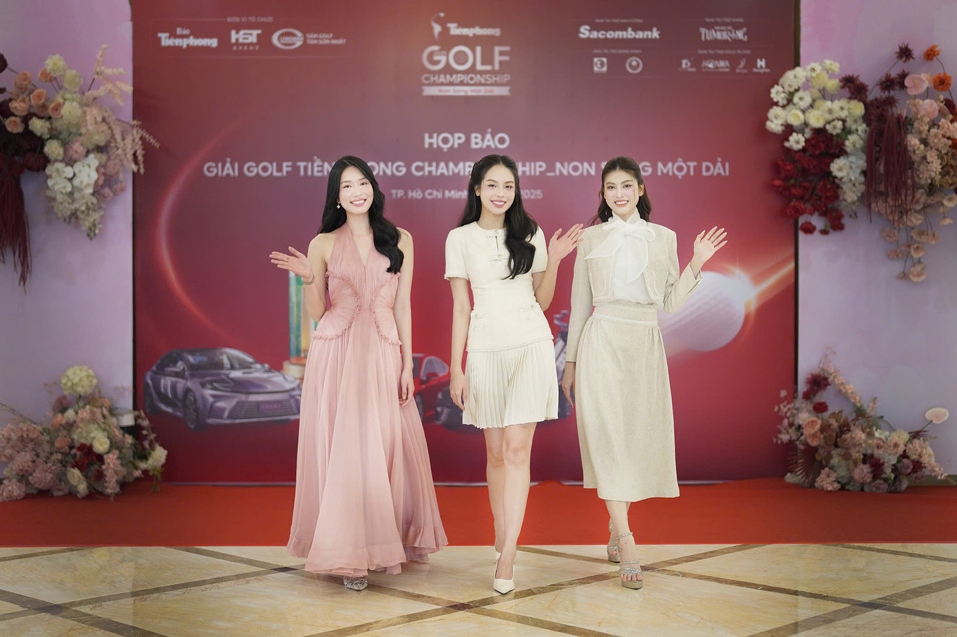 Á hậu Phương Anh và Hoa hậu Thanh Thủy thể hiện vẻ ngọt ngào, trong khi Á hậu Ngọc Thảo diện trang phục thanh lịch đến thảm đỏ. Bộ ba Hoa hậu, Á hậu ngày càng hoàn thiện sắc vóc sau khi bước ra từ cuộc thi Hoa hậu Việt Nam.