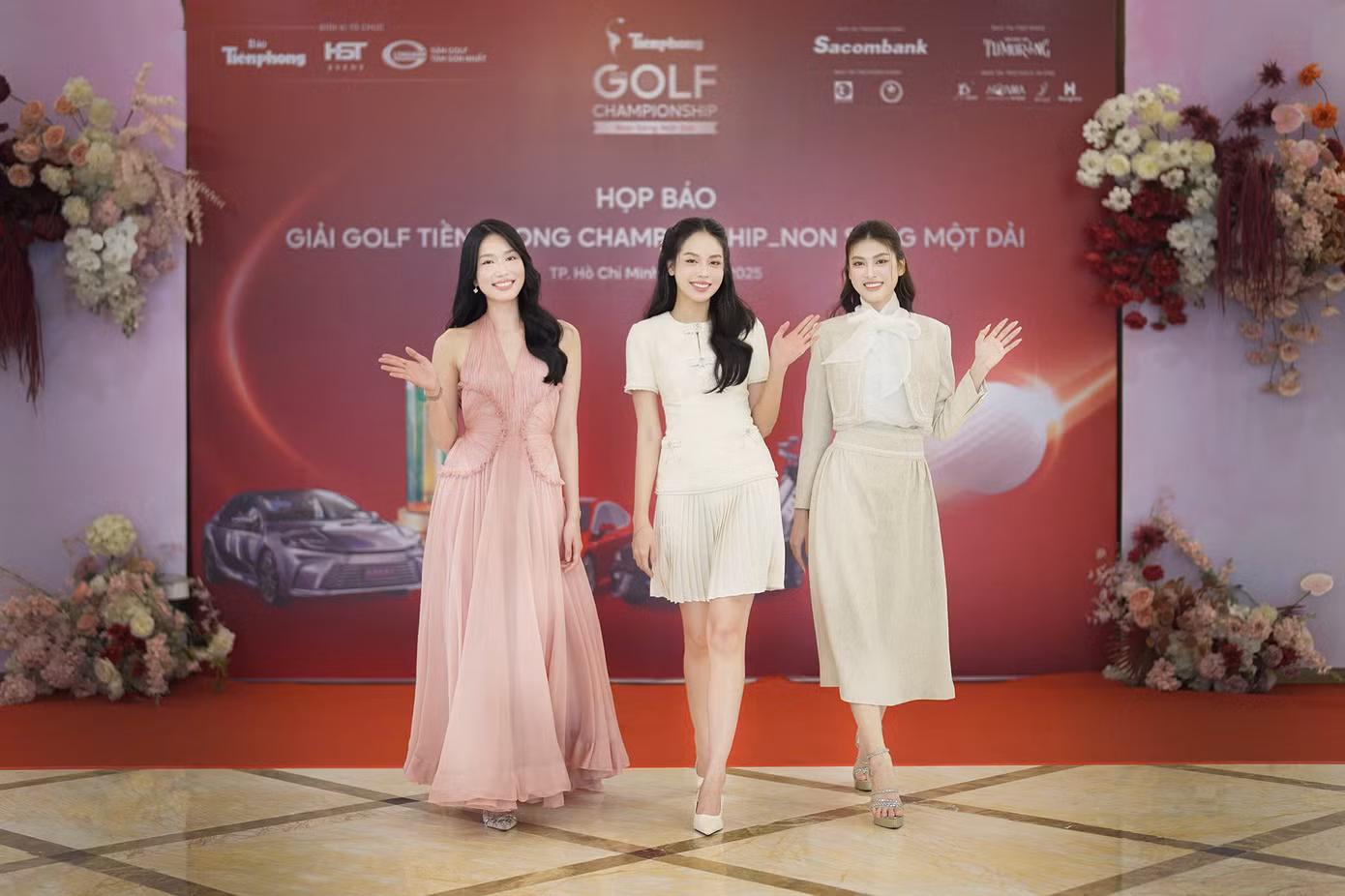 Á hậu Phương Anh và Hoa hậu Thanh Thủy thể hiện vẻ ngọt ngào, trong khi Á hậu Ngọc Thảo diện trang phục thanh lịch đến thảm đỏ. Bộ ba Hoa hậu, Á hậu ngày càng hoàn thiện sắc vóc sau khi bước ra từ cuộc thi Hoa hậu Việt Nam.