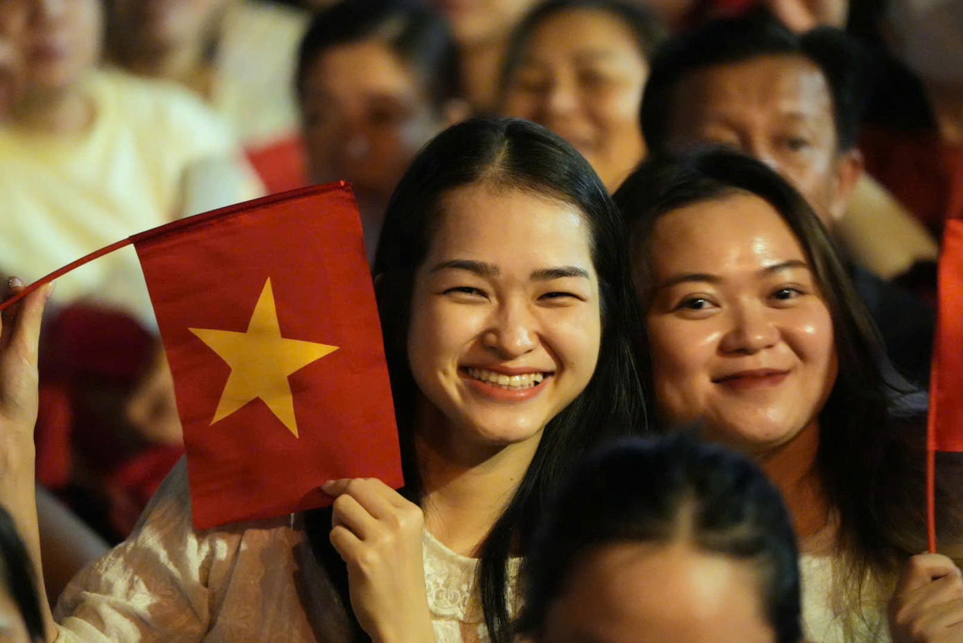 Giới trẻ dù trắng đêm không ngủ nhưng hào hứng, sẵn sàng chào đón 56 khối diễu binh, diễu hành bằng lá cờ đỏ sao vàng chuẩn bị từ trước.