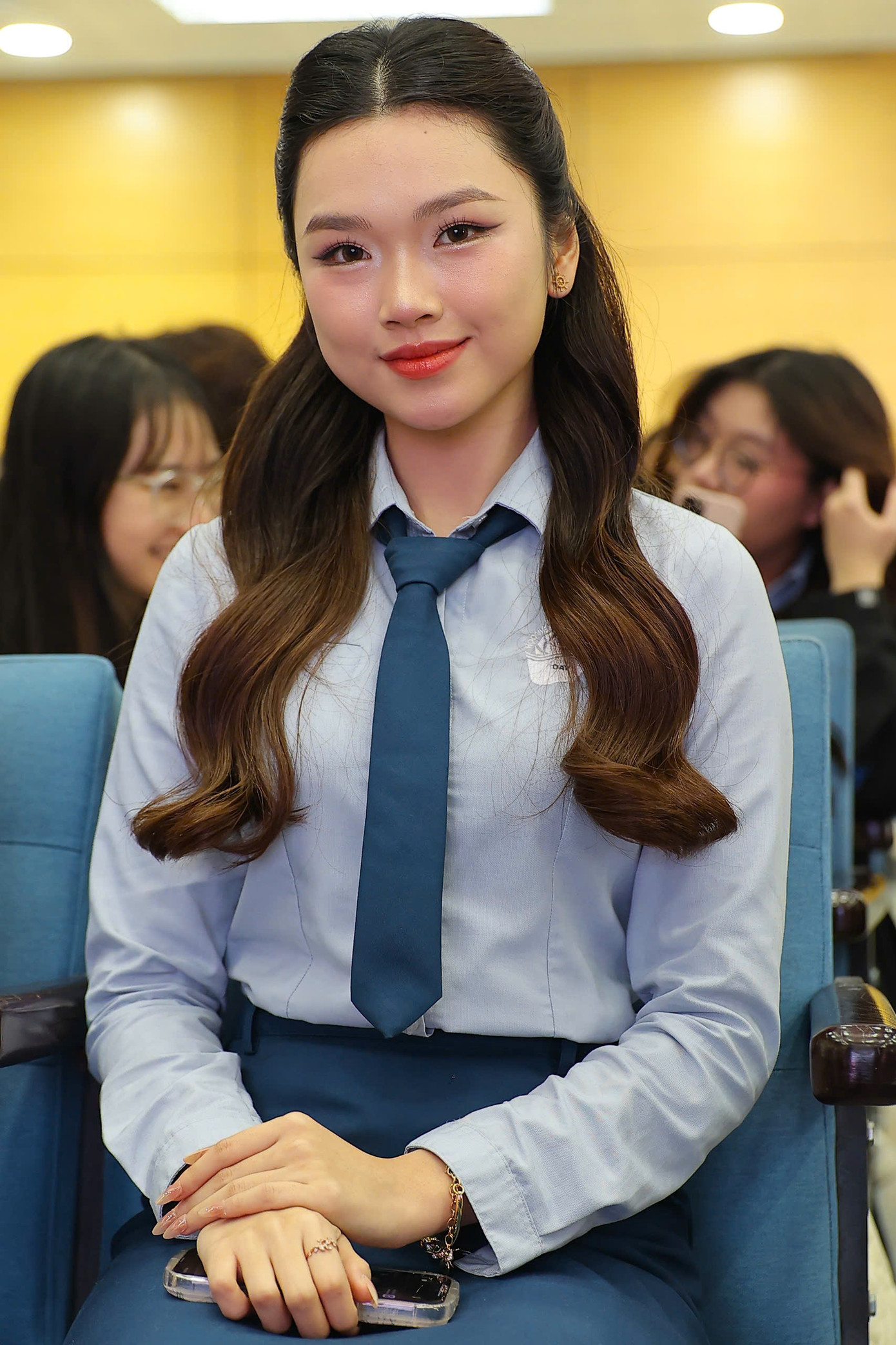 Sinh viên Học viện Ngoại giao chăm chú lắng nghe Nhà báo Phùng Công Sưởng - Trưởng Ban tổ chức Hoa hậu Việt Nam 2024 - phát biểu điểm nổi bật, sự uy tín và lâu đời, đề cao sắc đẹp và trí tuệ phụ nữ Việt của cuộc thi.