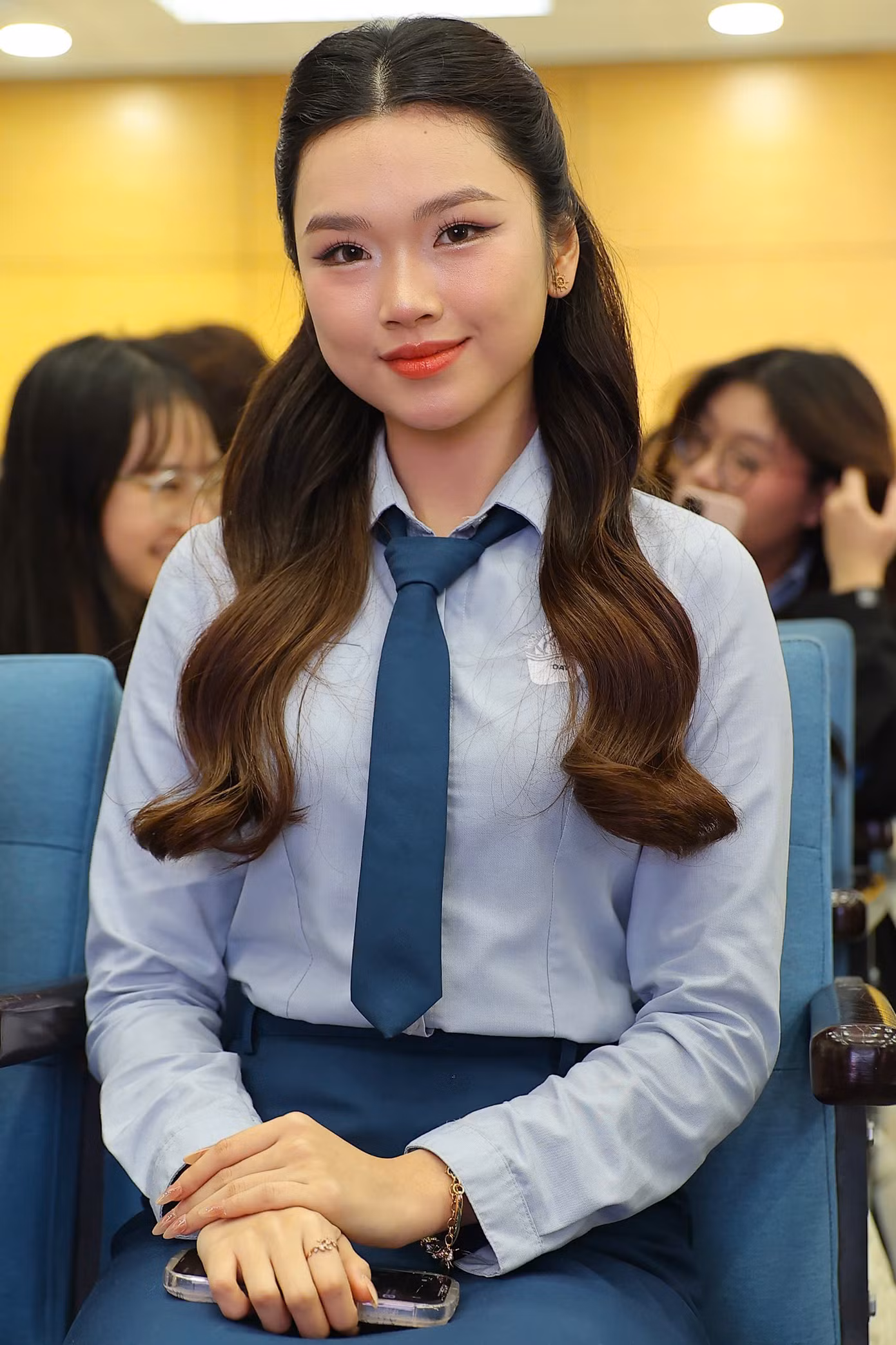 Sinh viên Học viện Ngoại giao chăm chú lắng nghe Nhà báo Phùng Công Sưởng - Trưởng Ban tổ chức Hoa hậu Việt Nam 2024 - phát biểu điểm nổi bật, sự uy tín và lâu đời, đề cao sắc đẹp và trí tuệ phụ nữ Việt của cuộc thi.