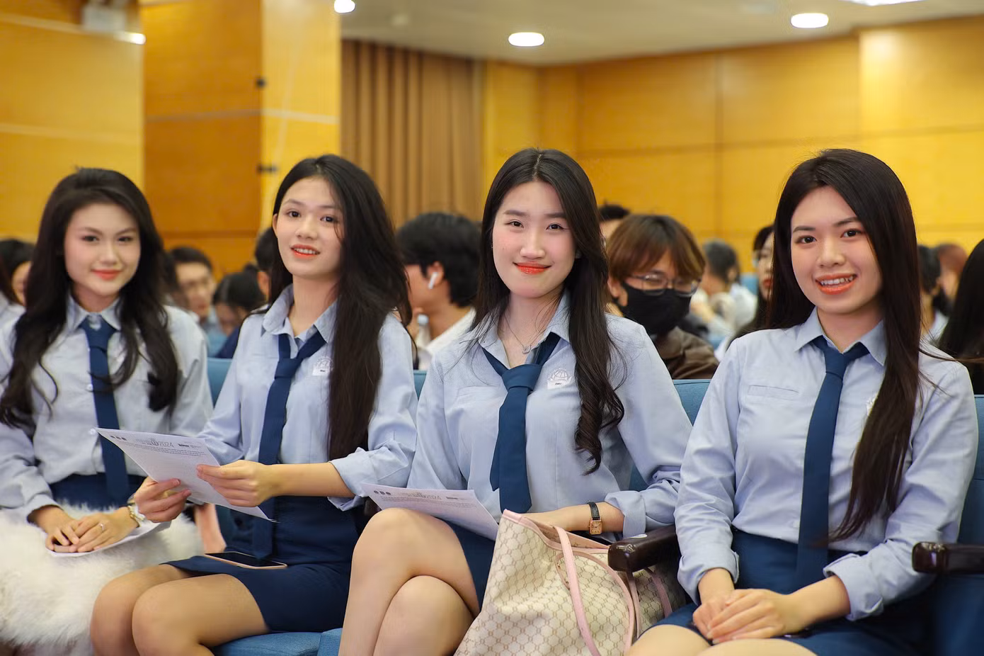 Sinh viên Học viện Ngoại giao khoe sắc trong hội trường trước giờ diễn ra chương trình chính.