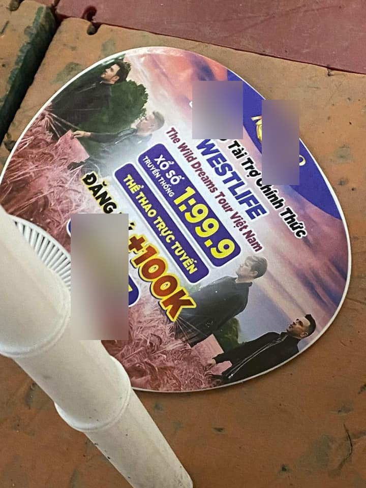 Quạt, lightstick và banner quảng cáo tiền ảo, sàn giao dịch điện tử xuất hiện tại show Westlife ở sân vận động Thống Nhất.