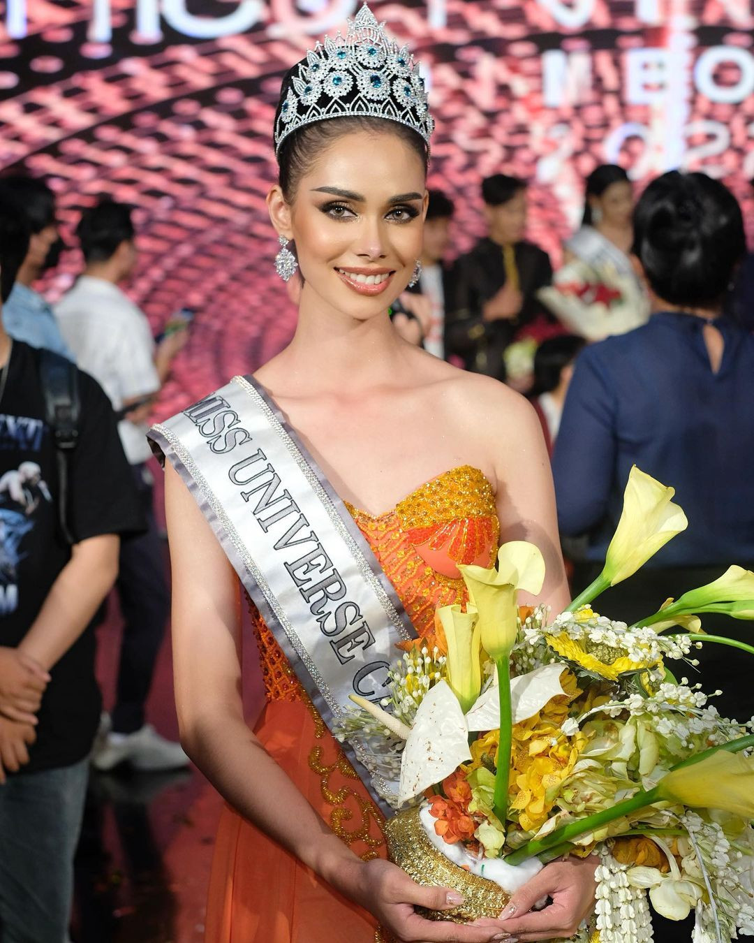 Manita Hang đăng quang ngôi vị Hoa hậu Hoàn vũ Campuchia hồi tháng 6. Cô chính thức đại diện quốc gia tham dự Miss Universe 2022 (đêm chung kết dời sang ngày 14/1/2023). Người đẹp giành chiến thắng thuyết phục nhờ gương mặt lai Tây ấn tượng.