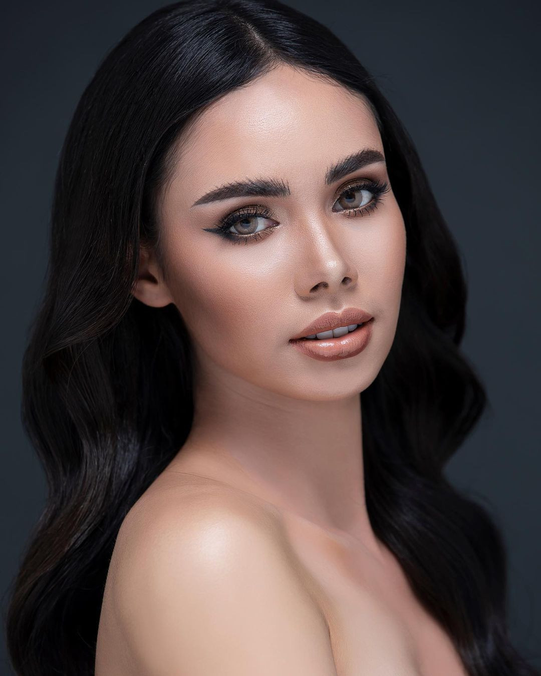 Manita Hang sinh năm 1998. Cô là một trong những ứng viên nổi bật tại Hoa hậu Hoàn vũ Campuchia và được dự đoán giành ngôi vị cao nhất từ những ngày đầu tham gia. Tại Miss Universe 2022, Manita Hang cùng đại diện Philippines, Thái Lan đều là gương mặt tiềm năng của &quot;team châu Á&quot;.