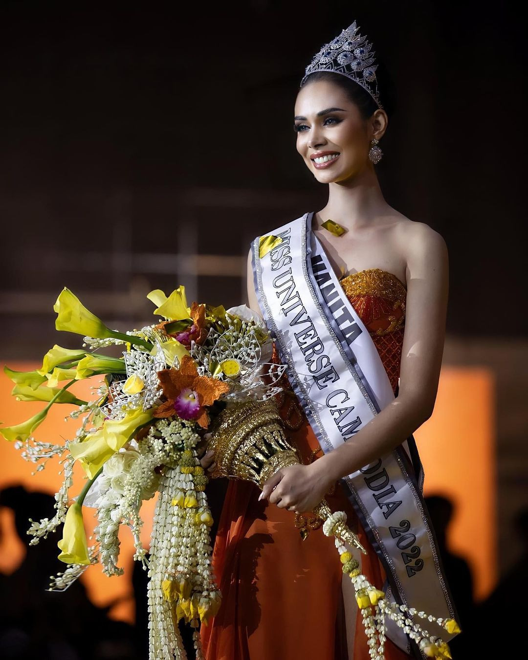 Manita Hang đăng quang ngôi vị Hoa hậu Hoàn vũ Campuchia hồi tháng 6. Cô chính thức đại diện quốc gia tham dự Miss Universe 2022 (đêm chung kết dời sang ngày 14/1/2023). Người đẹp giành chiến thắng thuyết phục nhờ gương mặt lai Tây ấn tượng.