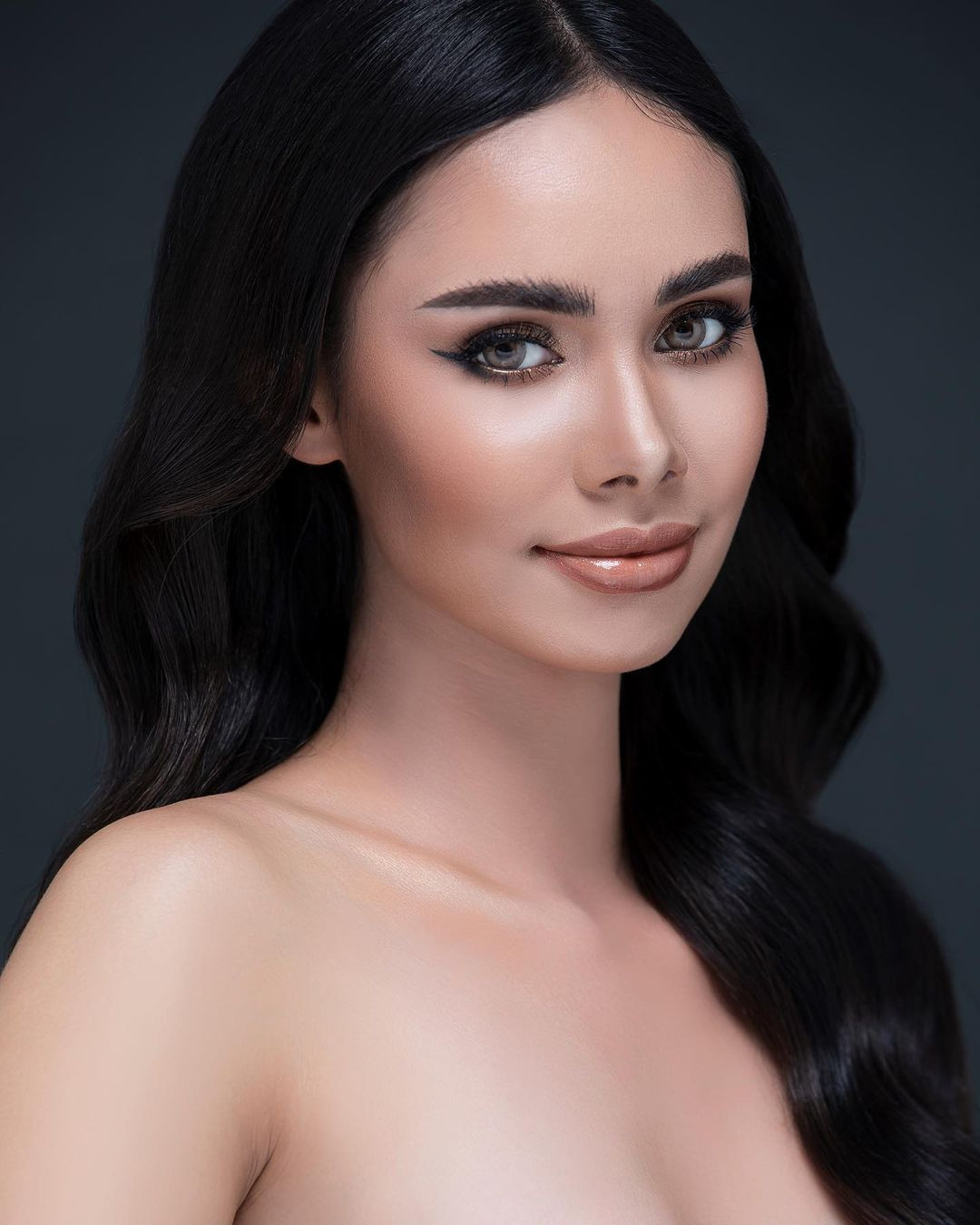 Manita Hang sinh năm 1998. Cô là một trong những ứng viên nổi bật tại Hoa hậu Hoàn vũ Campuchia và được dự đoán giành ngôi vị cao nhất từ những ngày đầu tham gia. Tại Miss Universe 2022, Manita Hang cùng đại diện Philippines, Thái Lan đều là gương mặt tiềm năng của &quot;team châu Á&quot;.