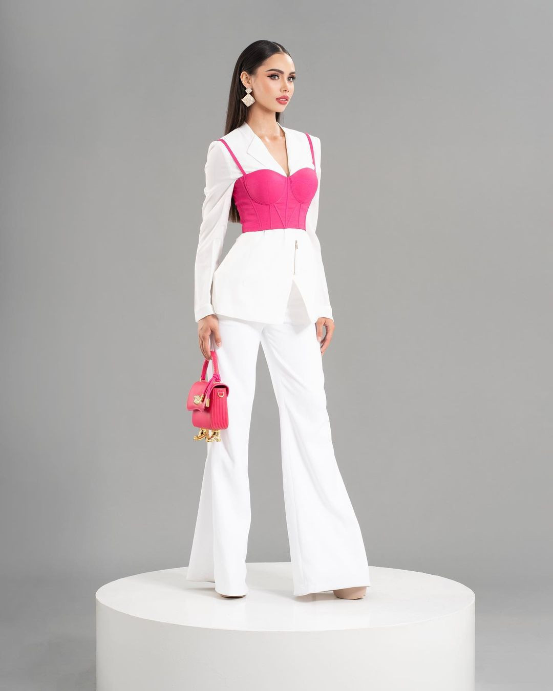 Manita Hang khéo léo &quot;hack dáng&quot; với thiết kế menswear thắt lưng cao, quần ống loe. Đại diện Campuchia tại Miss Universe 2022 được các chuyên trang sắc đẹp đánh giá là một trong những thí sinh tiềm năng.