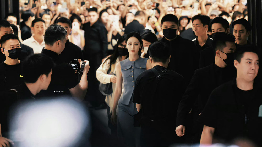 Địch Lệ Nhiệt Ba rạng rỡ tại sự kiện.