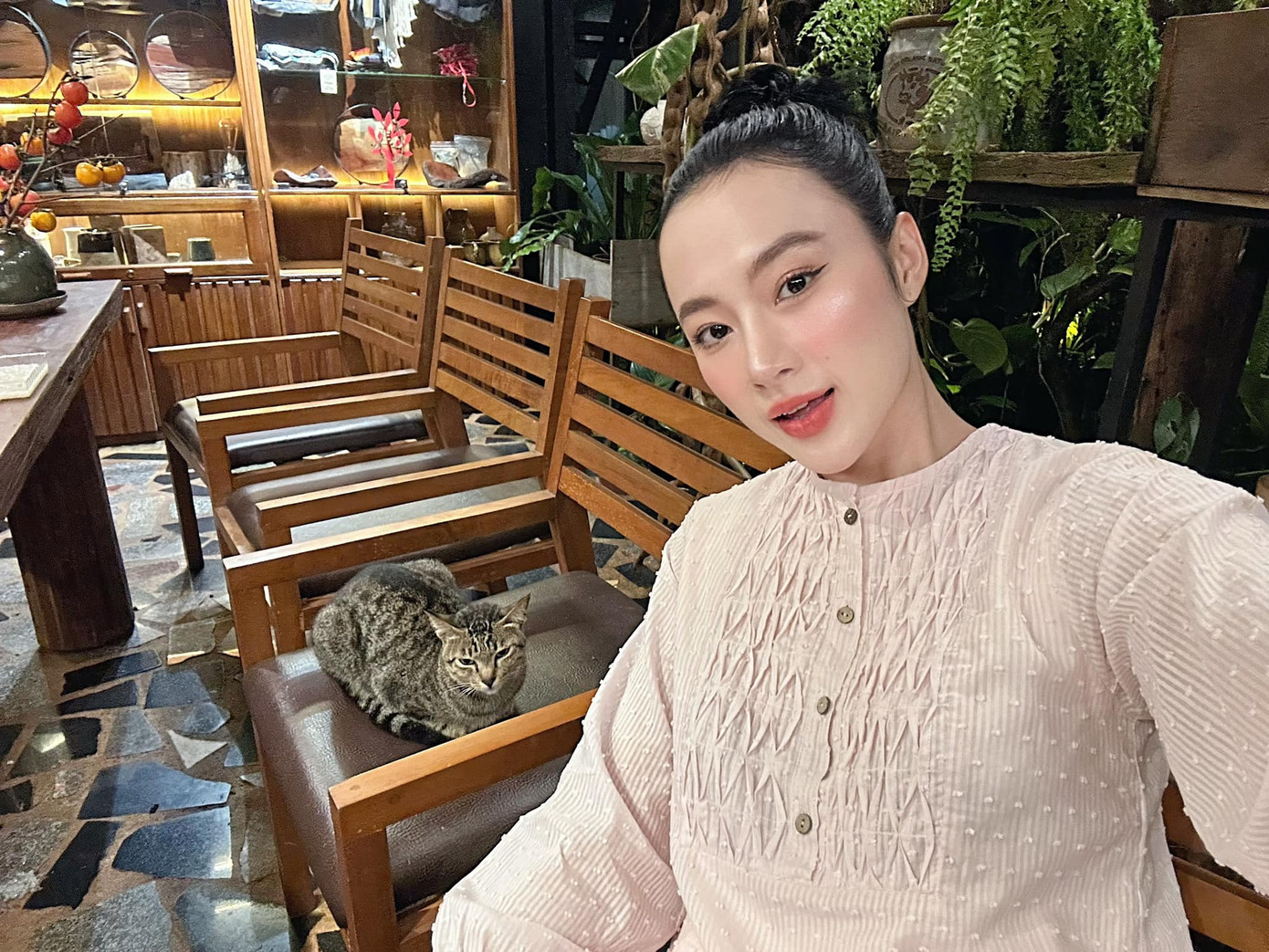 Hình ảnh hiện tại của Angela Phương Trinh. Hình ảnh hiện tại của Angela Phương Trinh.