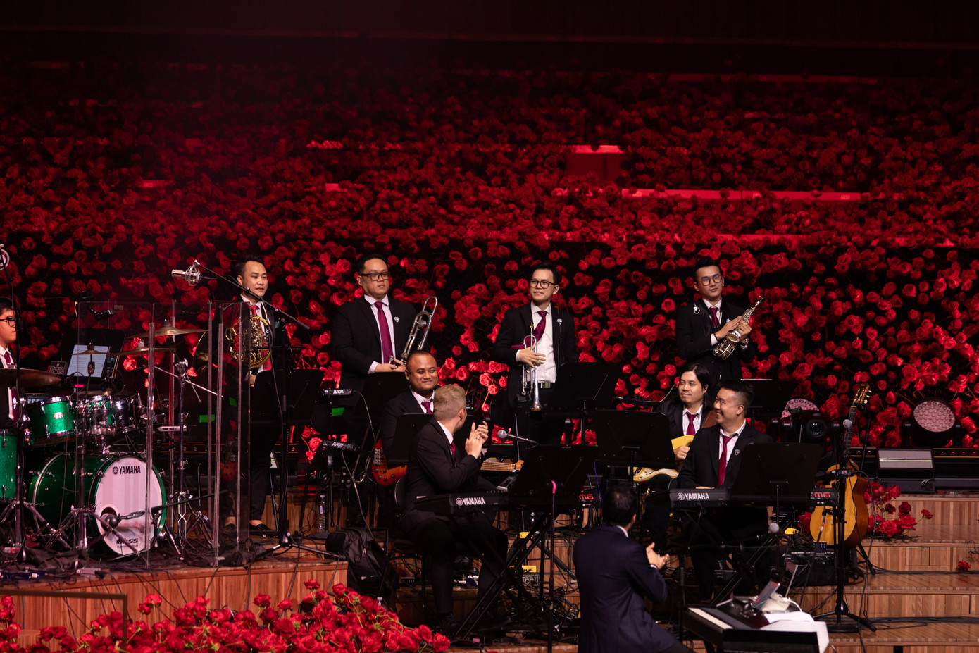 Trong đêm diễn, 60.000 bông hoa hồng vận chuyển từ Việt Nam sang Sydney, mục đích tạo không gian ngập sắc hoa và hương vị đất mẹ, theo ban tổ chức. Ngoài ra, 80 kiện thiết bị sân khấu được vận chuyển từ Việt Nam sang và được xem là "lời cam kết của Hà Anh Tuấn về sự đầu tư và cống hiến cho âm nhạc nước nhà". Trong đêm diễn, 60.000 bông hoa hồng vận chuyển từ Việt Nam sang Sydney, mục đích tạo không gian ngập sắc hoa và hương vị đất mẹ, theo ban tổ chức. Ngoài ra, 80 kiện thiết bị sân khấu được vận chuyển từ Việt Nam sang và được xem là "lời cam kết của Hà Anh Tuấn về sự đầu tư và cống hiến cho âm nhạc nước nhà".