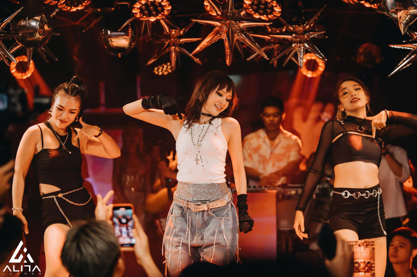 Khán giả yêu thích Rồi người thương cũng hóa người dưng do Hiền Hồ thể hiện hơn cả.