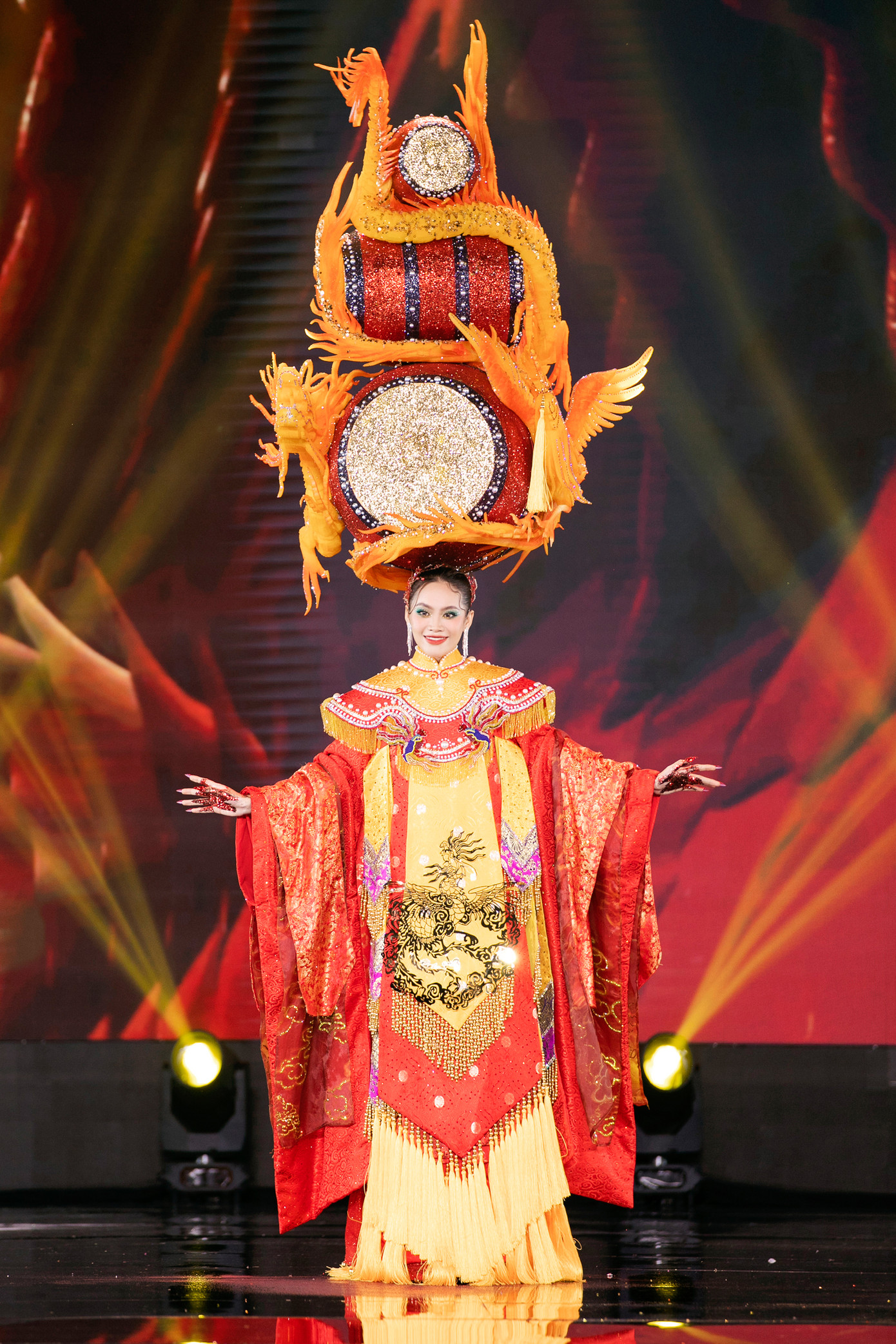 Trang phục văn hóa dân tộc truyền thống, lễ hội tại đêm thi National Costume.