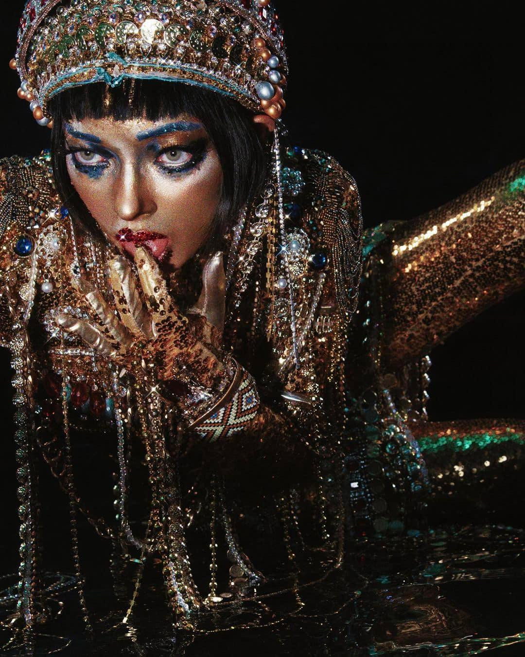 Châu Bùi gây ấn tượng khi hóa thân thành nhân vật Golden Woman - Siren (Jibaro) trong series Love, Death &amp; Robots dịp Halloween. Phần đầu tư về trang sức, trang điểm của bạn gái Binz nhận nhiều lượt tương tác, bình luận trên mạng xã hội.