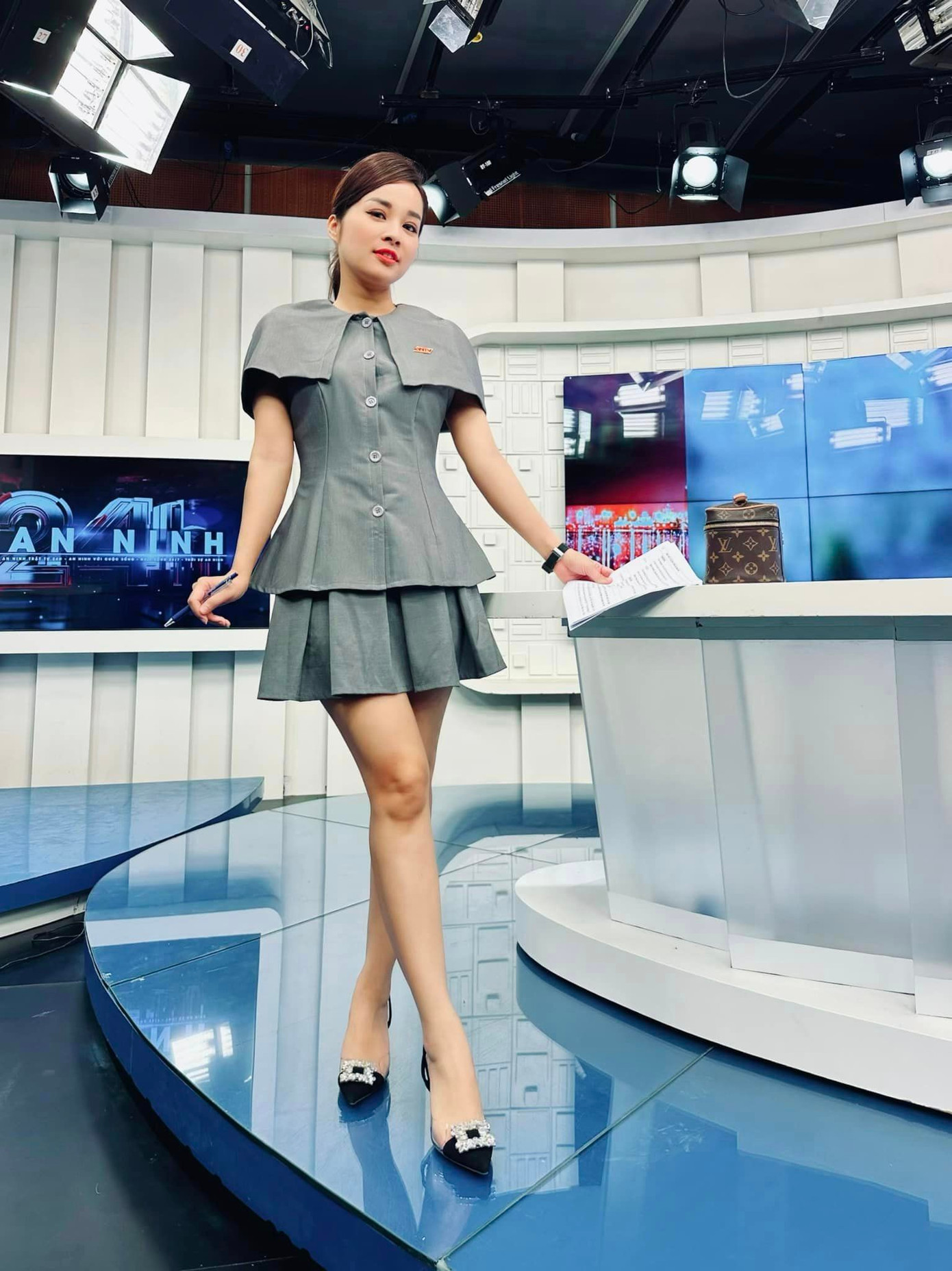 Minh Hương đảm nhận vai nữ chính Vàng Anh trong Nhật ký Vàng Anh phần đầu. Sau thời gian làm diễn viên, cô chuyển hướng sang nghề MC, biên tập viên chuyên nghiệp. Hiện tại, cô mang quân hàm Thượng úy thuộc Lực lượng Công an Nhân dân và tiếp tục công việc MC truyền hình.