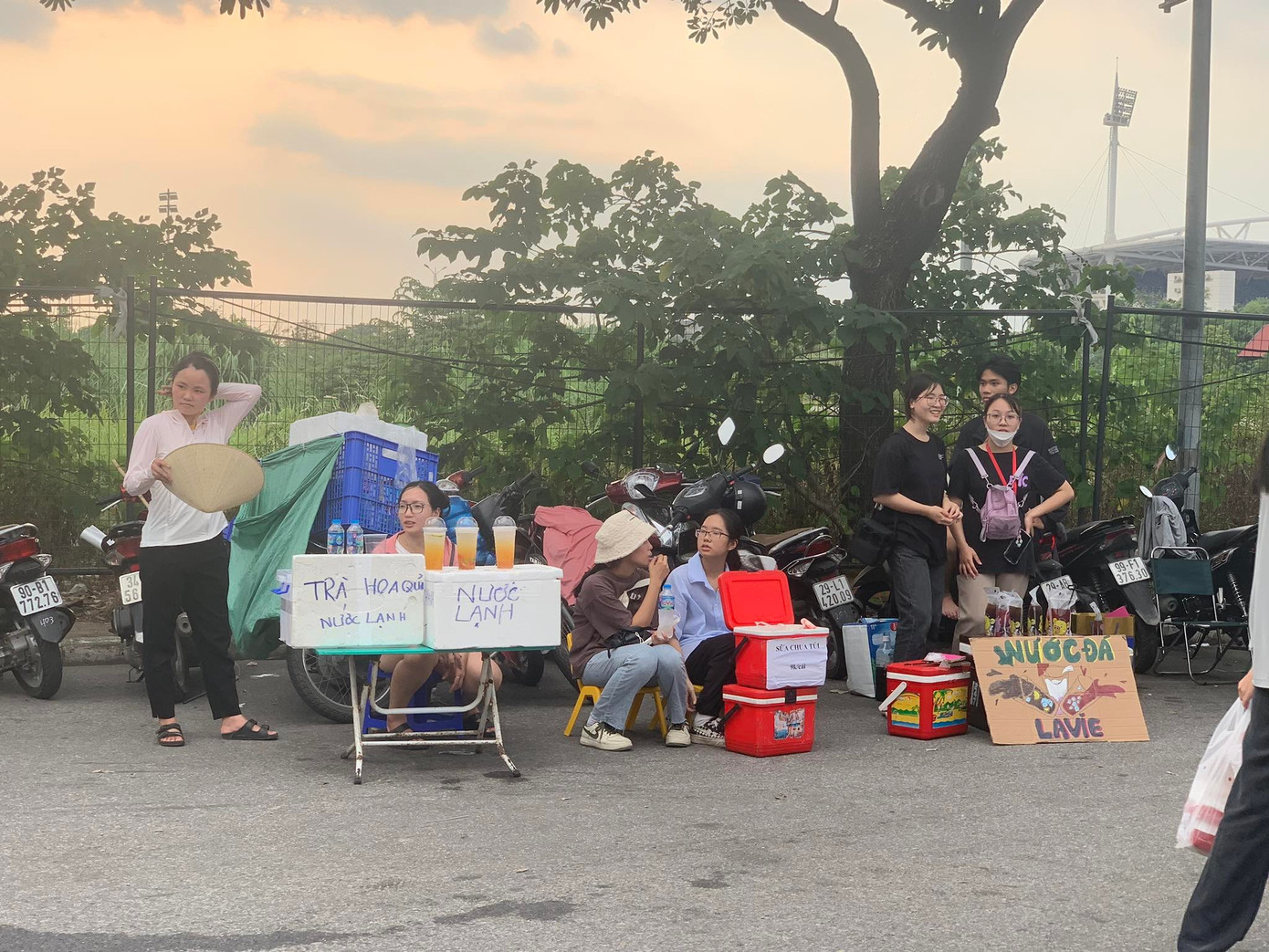 Tối 29/7 là đêm biểu diễn đầu của BlackPink tại Việt Nam trong khuôn khổ tour diễn Born Pink. Người hâm mộ đến từ sớm để chụp ảnh, tranh thủ xếp hàng vào sân vận động ổn định chỗ ngồi.