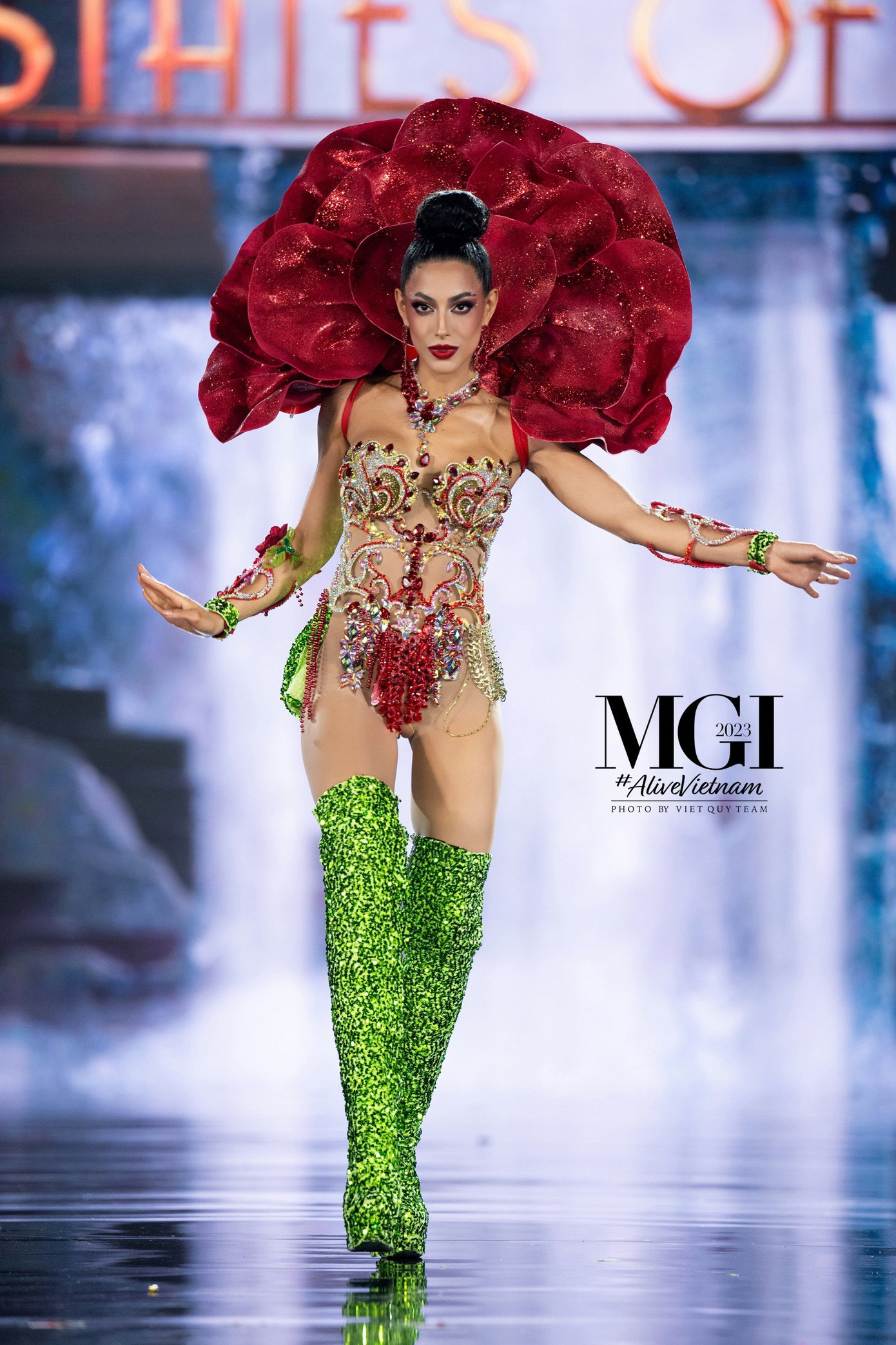 Để thí sinh thoải mái trình diễn trang phục văn hóa dân tộc to và cồng kềnh, ban tổ chức trang bị sân khấu lớn, bề ngang 37 m, dài 40 m. Ê-kíp chia sẻ sân khấu được chuẩn bị từ 10 ngày trước, liên tục điều chỉnh để phù hợp cho hơn 70 thí sinh.