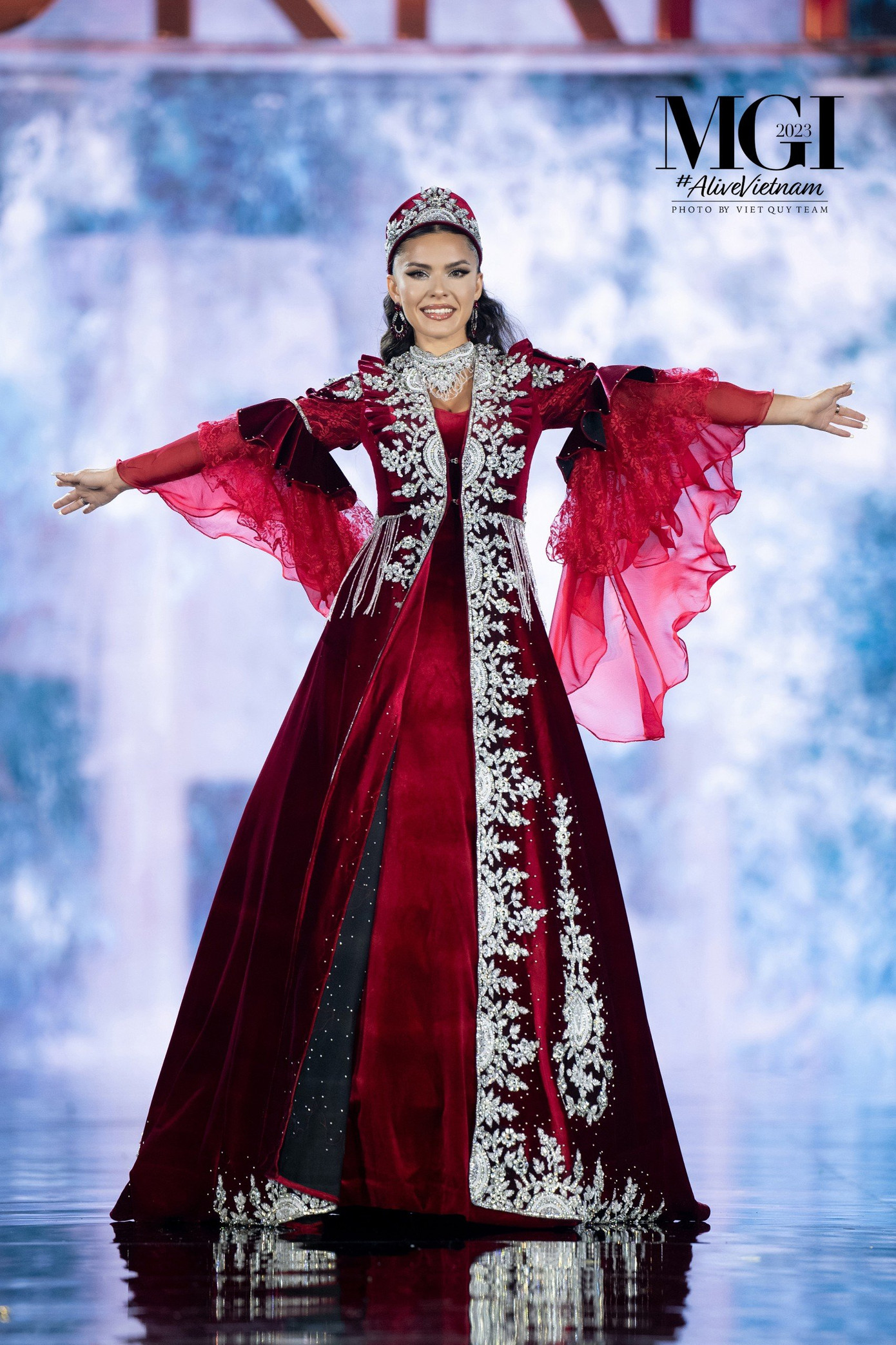 Trang phục dân tộc của đại diện Ukraine và Pháp pha trộn nét hiện đại và cổ điển, mang đậm nét trình diễn.