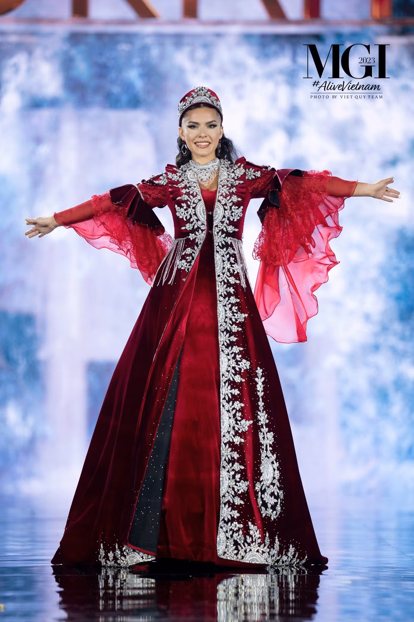Trang phục dân tộc của đại diện Ukraine và Pháp pha trộn nét hiện đại và cổ điển, mang đậm nét trình diễn.