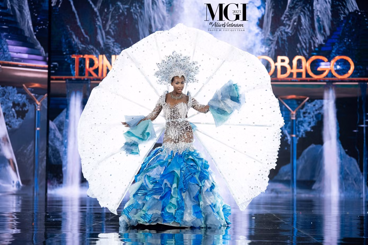 Đại diện Trinidad and Tobago trình diễn thiết kế với cảm hứng hoàng gia. Trước đêm diễn, cô bị sốt nhưng cố gắng thể hiện tốt ở phần thi.