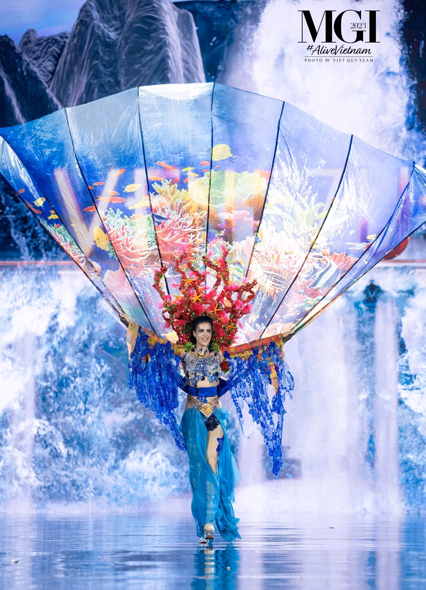 Nhiều thí sinh đầu tư mạnh về phần trang phục trong đêm National Costume. Phần trình diễn với chân váy tạo hiệu ứng cánh phía sau của đại diện Venezuela nhận được sự cổ vũ của khán giả.
