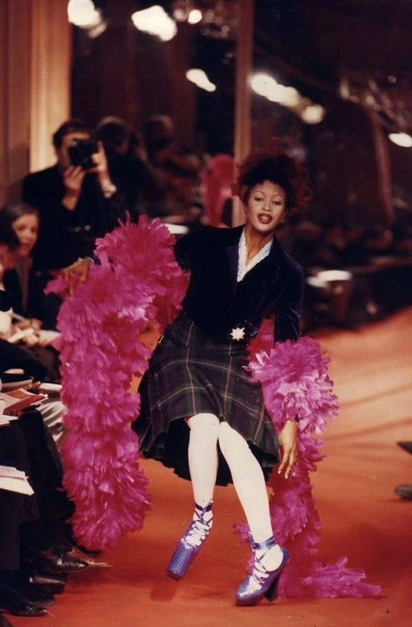 Những đôi giày cao gót "chứng kiến" nhiều cuộc khủng hoảng kinh tế. Những đôi giày cao gót "chứng kiến" nhiều cuộc khủng hoảng kinh tế.