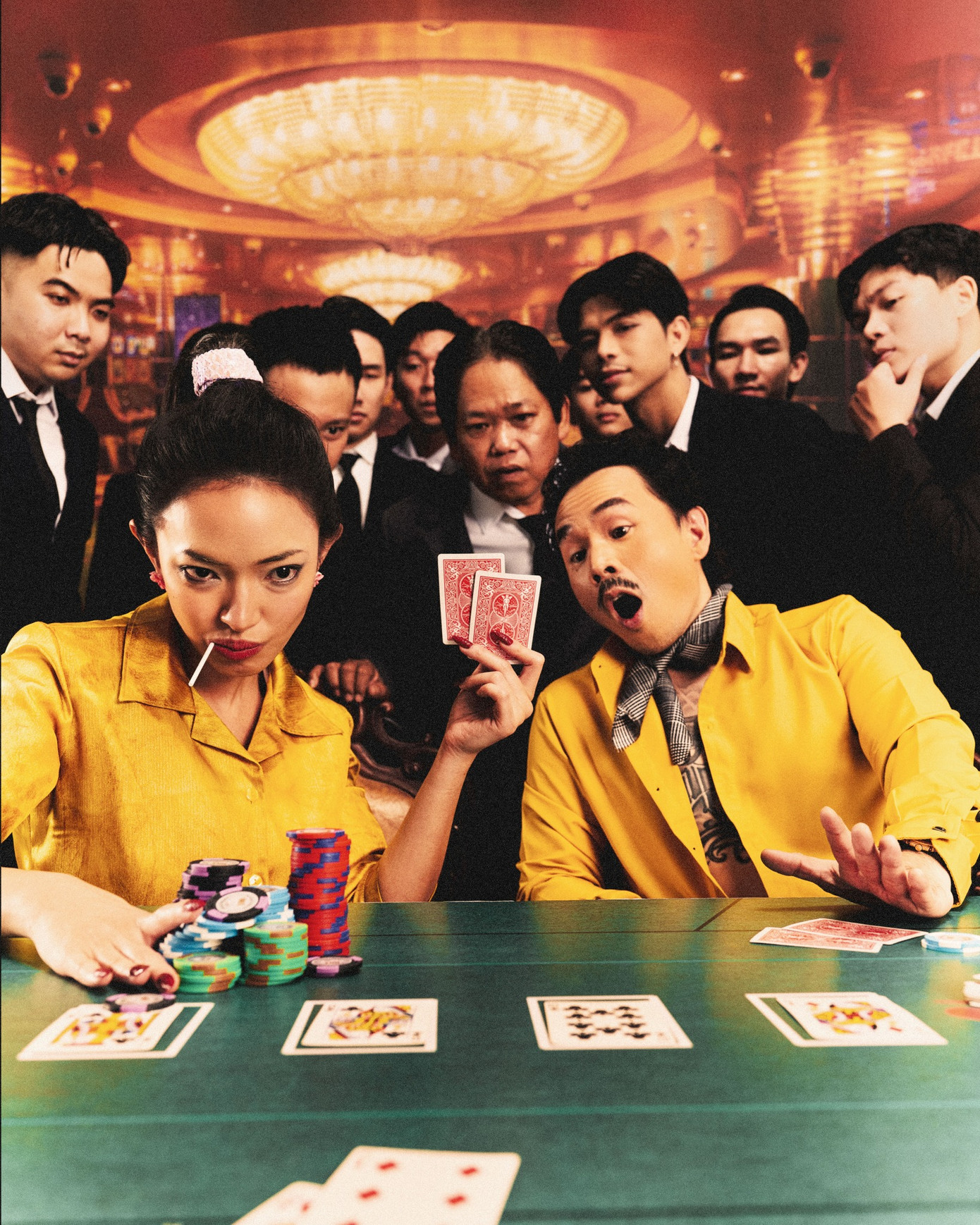 Châu Bùi và Binz sau đó tung bộ ảnh hóa trang thành hai nhân vật Bao Tô Công và Bao Tô Bà trong bộ phim Tuyệt đỉnh Kungfu. Cộng đồng mạng để lại bình luận bất ngờ trước màn đầu tư của Châu Bùi và bạn trai cho bộ ảnh Halloween.