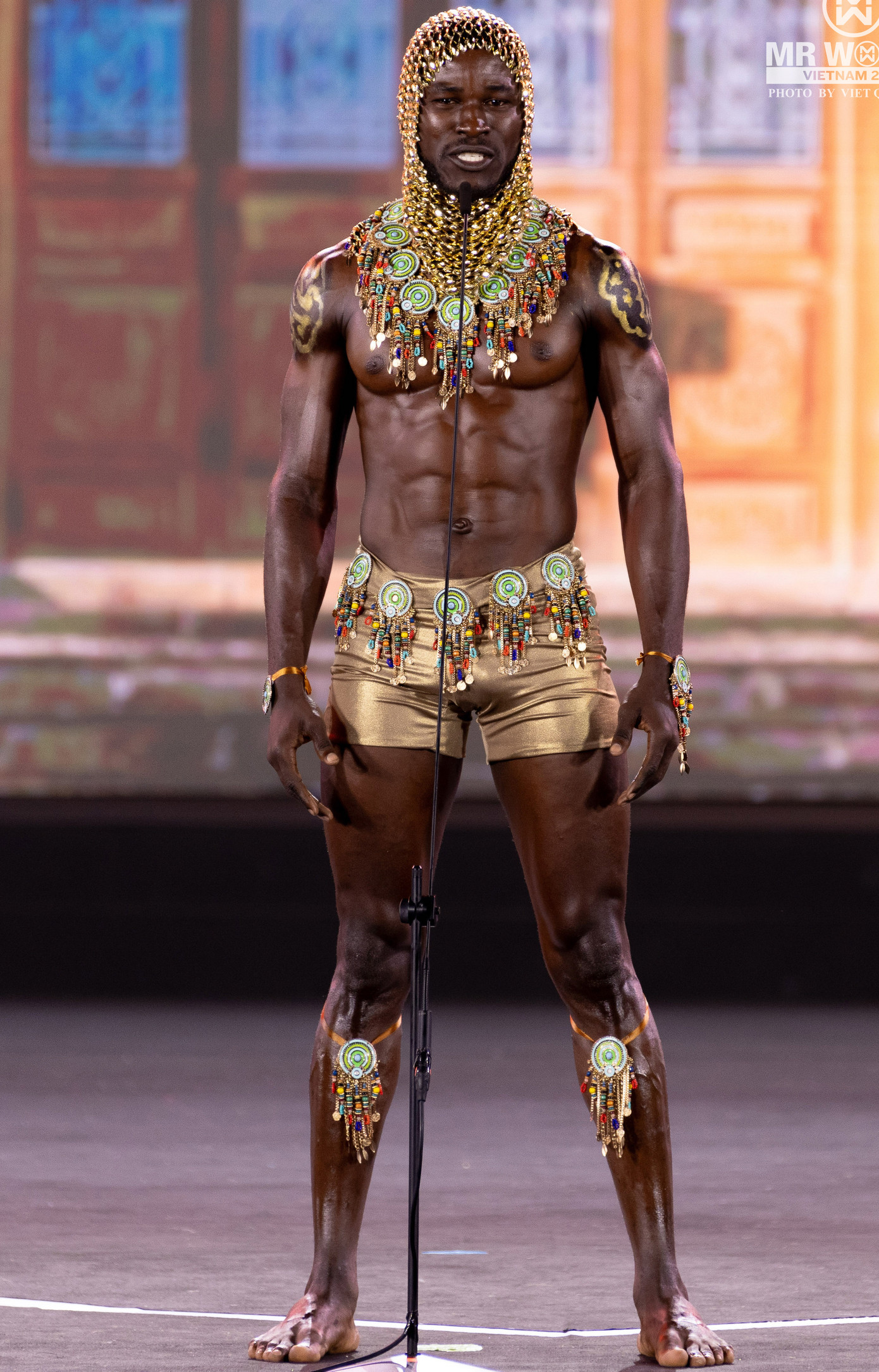 Trang phục của Mr World Jamaica tôn vinh vẻ đẹp tự nhiên của hòn đảo và di sản người Taino. Bộ trang phục cầu kỳ giúp nam vương khoe thân hình 6 múi. Thí sinh đến từ châu Phi được khán giả cổ vũ khi đầu tư cho phần trình diễn.