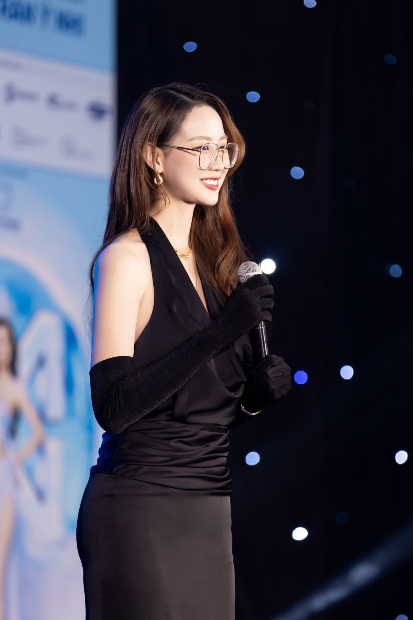 Hoa hậu Bảo Ngọc - Giám đốc Điều hành Miss World Vietnam nhận xét Ý Nhi thời gian qua nỗ lực và được khán giả đón nhận. Cô nhận định việc Ý Nhi sáng lập dự án nhân ái &quot;Heart To Head&quot; và dốc tâm sức, đặt chân đến 12 tỉnh thành, xây dựng hơn 20 tủ sách tại hơn 20 điểm trường và trao tặng hàng ngàn cuốn sách xuất phát từ trái tim và cần được lan tỏa.