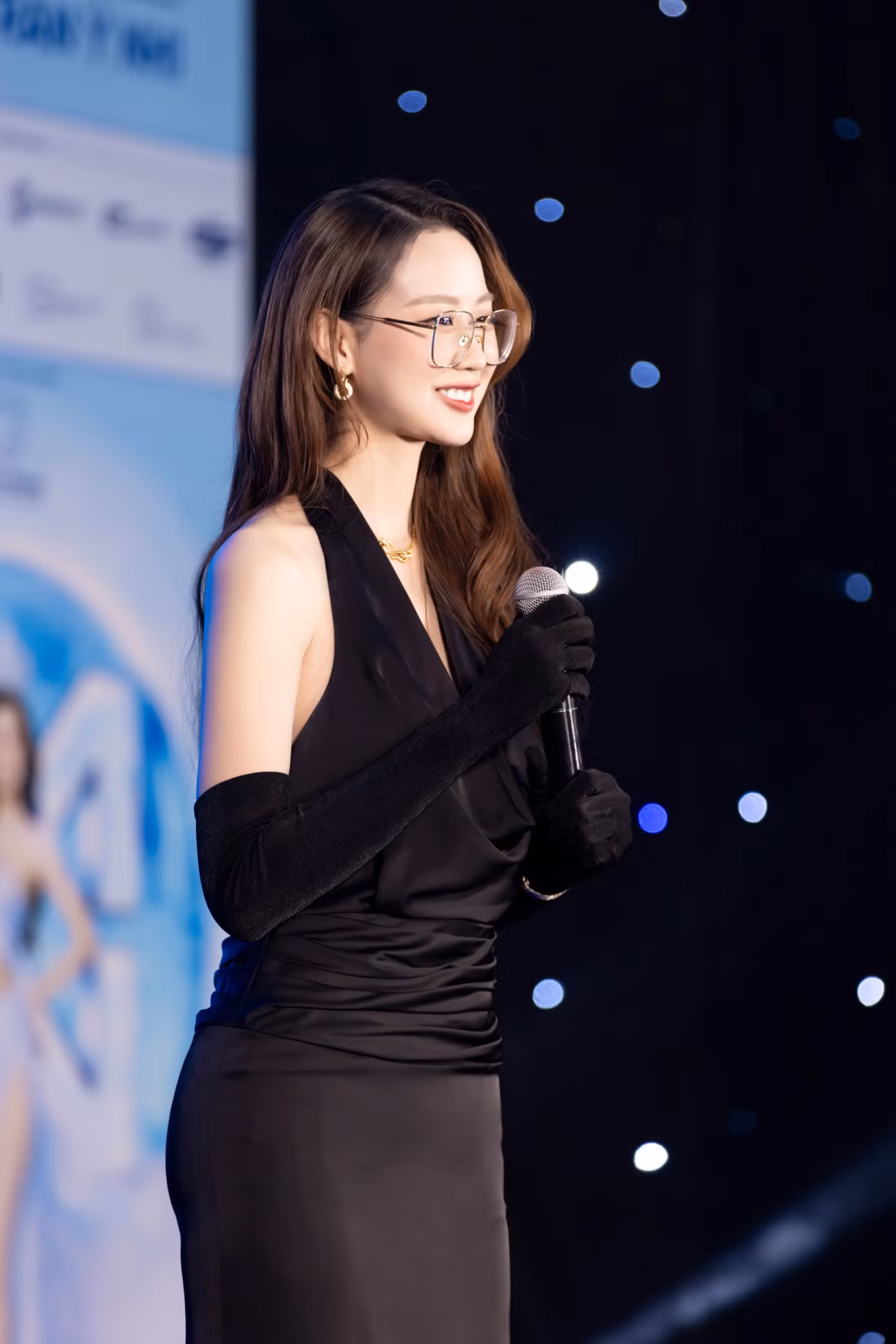 Hoa hậu Bảo Ngọc - Giám đốc Điều hành Miss World Vietnam nhận xét Ý Nhi thời gian qua nỗ lực và được khán giả đón nhận. Cô nhận định việc Ý Nhi sáng lập dự án nhân ái "Heart To Head" và dốc tâm sức, đặt chân đến 12 tỉnh thành, xây dựng hơn 20 tủ sách tại hơn 20 điểm trường và trao tặng hàng ngàn cuốn sách xuất phát từ trái tim và cần được lan tỏa.