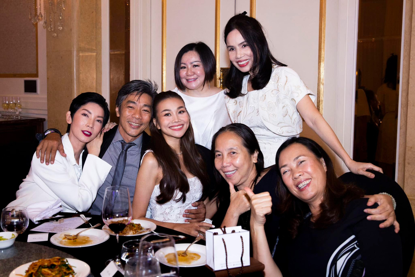 Thanh Hằng chụp ảnh cùng những người bạn, đồng nghiệp thân thiết trong lĩnh vực giải trí.