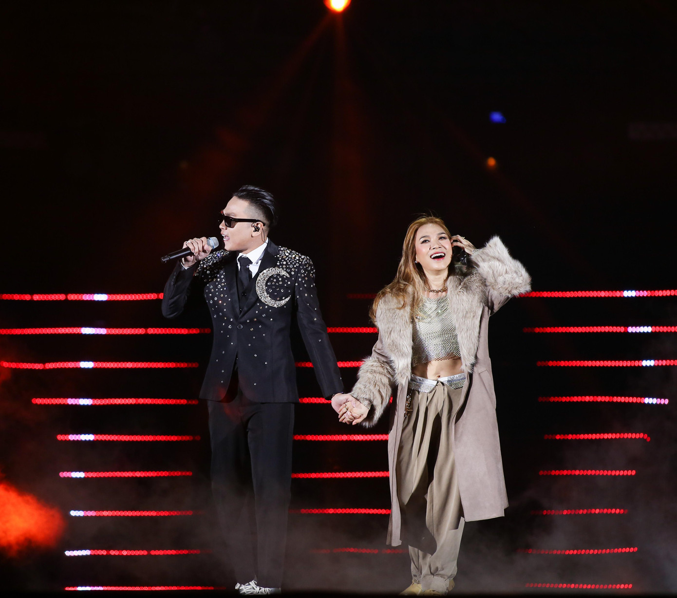 Tại sân vận động chật ních người, không ít khán giả hòa giọng theo Mỹ Tâm khi nữ ca sĩ thể hiện hàng loạt bản hit đình đám. Nữ ca sĩ không ít lần xúc động, thậm chí rơi nước mắt trước tình cảm người hâm mộ dành cho mình.