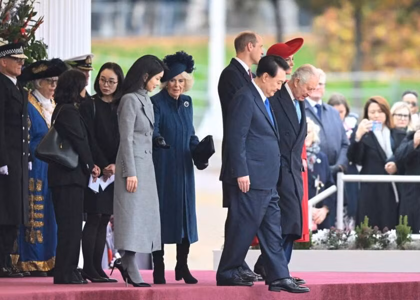 Suốt quá trình chuẩn bị đến Cung điện Buckingham dự tiệc, bà Kim Kun Hee liên tục trò chuyện với Hoàng hậu Camilla. Suốt quá trình chuẩn bị đến Cung điện Buckingham dự tiệc, bà Kim Kun Hee liên tục trò chuyện với Hoàng hậu Camilla.