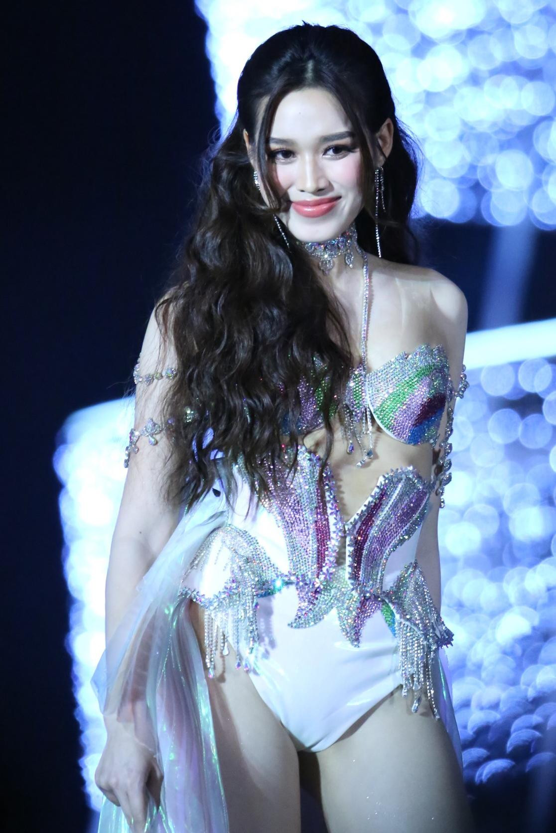 Đỗ Thị Hà đồng hành cùng thí sinh trong màn trình diễn bikini. Với thế mạnh đôi chân dài và khả năng catwalk, hoa hậu sinh năm 2001 thu hút khán giả trong phần biểu diễn.