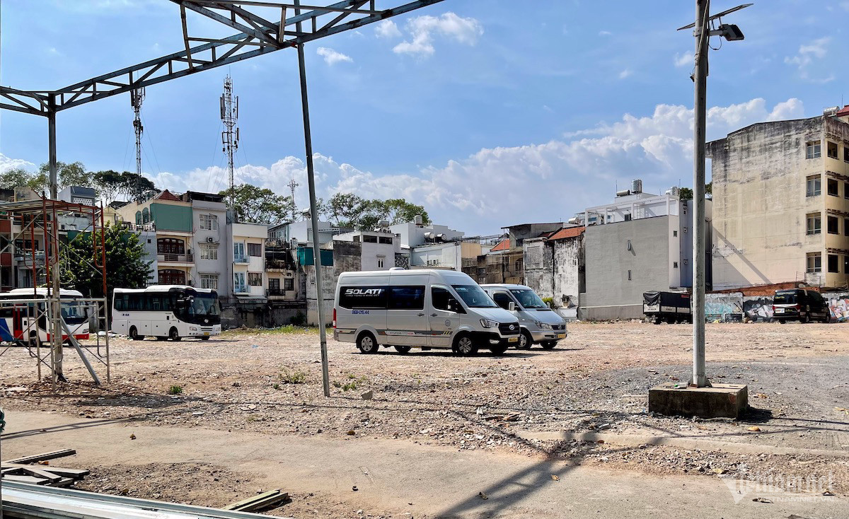 Khu đất số 100 Hùng Vương hiện đang được sử dụng làm bãi giữ xe. Ảnh: Anh Phương Khu đất số 100 Hùng Vương hiện đang được sử dụng làm bãi giữ xe. Ảnh: Anh Phương