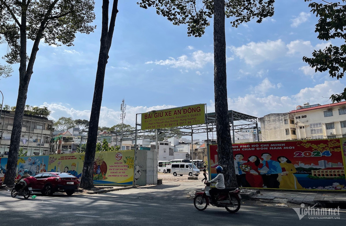 Khu đất tại số 100 Hùng Vương, P.9, Q.5 sở hữu vị trí đắc địa khi nằm ngay giao lộ Hùng Vương - Nguyễn Duy Dương. Ảnh: Anh Phương Khu đất tại số 100 Hùng Vương, P.9, Q.5 sở hữu vị trí đắc địa khi nằm ngay giao lộ Hùng Vương - Nguyễn Duy Dương. Ảnh: Anh Phương