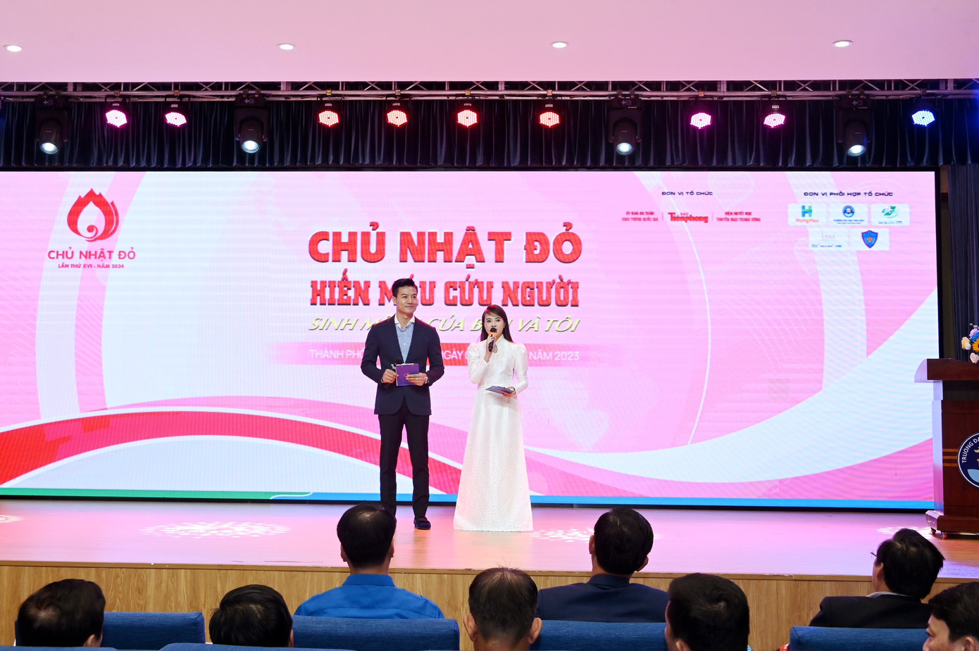 Diễn viên Hiếu Nguyễn đảm nhận vai trò MC tại sự kiện Chủ Nhật Đỏ lần thứ 16 với chủ đề "Hiến máu cứu người - Sinh mệnh của bạn và tôi". Anh mặc vest xanh bảnh bao, phối sơ mi sọc trong ngày dẫn chương trình sự kiện hiến máu tình nguyện tại Đại học Văn Hiến.