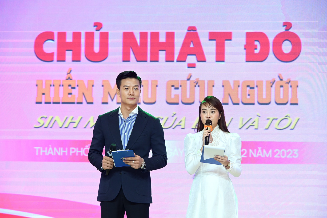 Lần đầu đồng hành cùng chương trình Chủ Nhật Đỏ, Hiếu Nguyễn cảm thấy hạnh phúc vì đây là chương trình thường niên, nhận được sự ủng hộ cao từ cộng đồng. "Tôi cảm thấy rất hào hứng và may mắn khi có cơ hội làm MC chương trình ý nghĩa như thế này. Cũng mấy năm rồi tôi chưa có dịp hiến máu nhân đạo. Đây là dịp không chỉ để dẫn dắt, kết nối chương trình với mọi người mà còn là cơ hội để hiến máu giúp người", Hiếu Nguyễn chia sẻ.